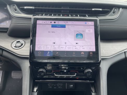 Used 2023 Jeep Grand Cherokee Limited w/ Black Appearance Package image 13