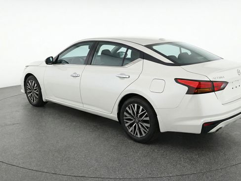 Used 2025 Nissan Altima 2.5 SV FWD image 6