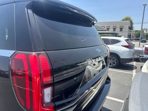 Used 2025 Ford Expedition Active RWD image 4
