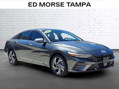 Used 2025 Hyundai Elantra Limited FWD image 5