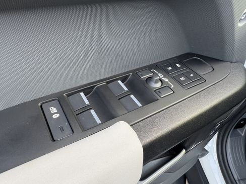 Certified 2025 Land Rover Defender 110 V8 AWD/4WD image 11