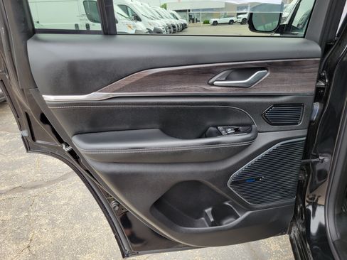 Used 2023 Jeep Grand Cherokee Overland w/ Rear Seat Video Group I AWD/4WD image 17