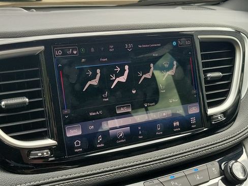 Used 2024 Chrysler Pacifica Limited FWD image 17