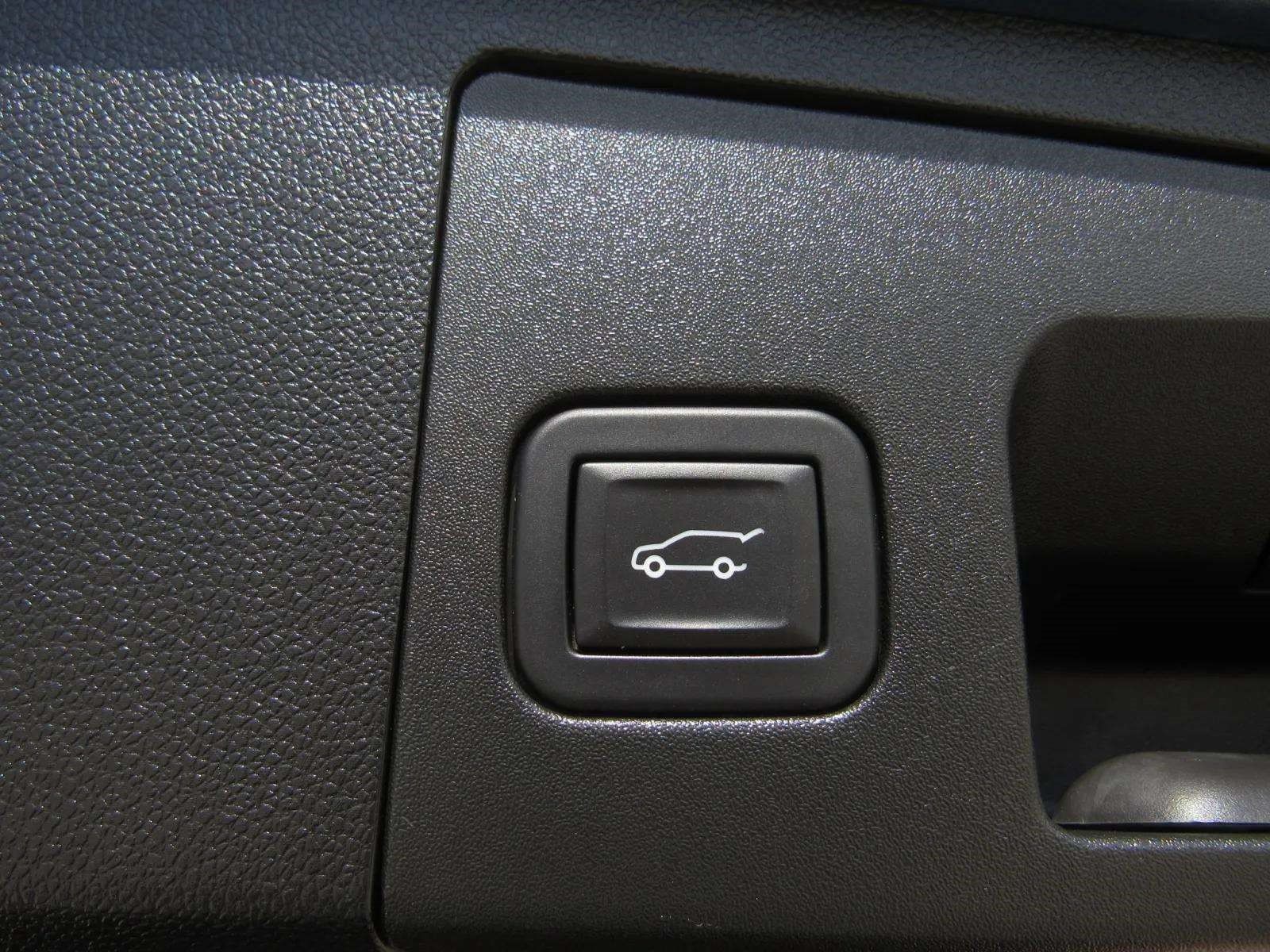 Used 2024 Cadillac XT4 Luxury w/ Cold Weather Package FWD image 11