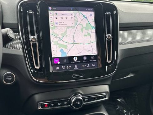 Certified 2025 Volvo XC40 B5 Plus AWD/4WD image 22