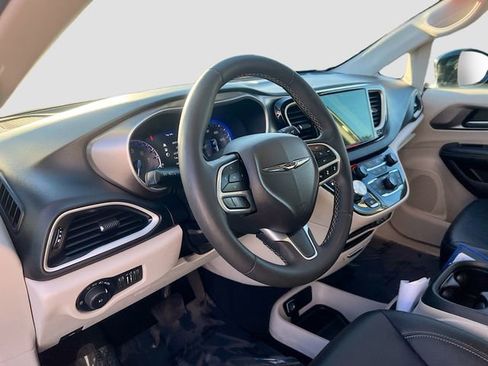 Used 2024 Chrysler Pacifica Touring-L FWD image 8