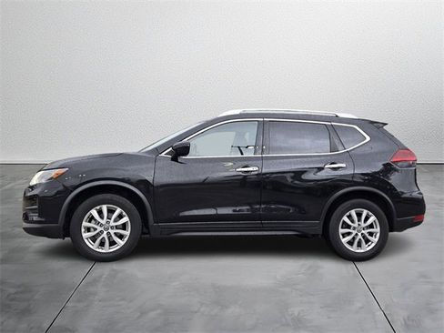 Used 2020 Nissan Rogue SV image 2