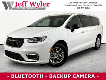 Used 2025 Chrysler Pacifica Select