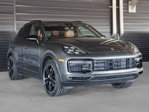 Certified 2023 Porsche Cayenne Turbo AWD/4WD image 5