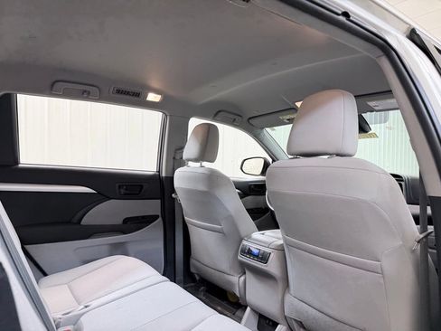 Used 2019 Toyota Highlander LE w/ Protection Package #3 AWD/4WD image 33