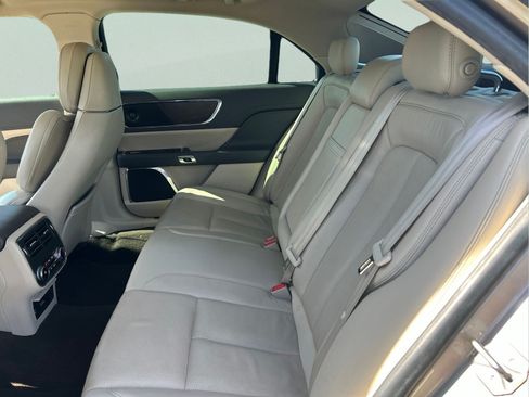 Used 2019 Lincoln Continental Reserve FWD image 10