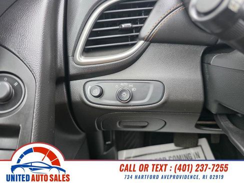 Used 2019 Chevrolet Trax LT w/ LT Convenience Package FWD image 19
