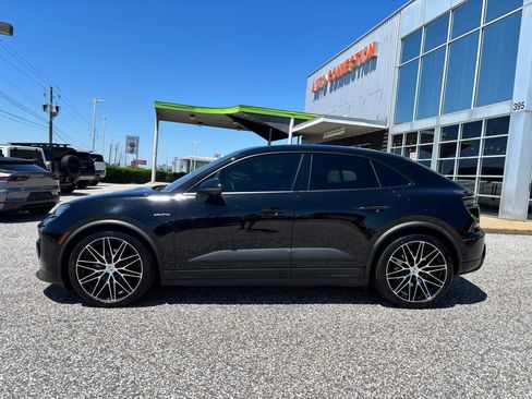 Used 2025 Porsche Macan Electric RWD image 3
