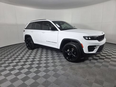 Used 2023 Jeep Grand Cherokee Altitude RWD image 2