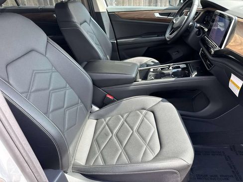 Used 2025 Volkswagen Atlas SE FWD image 11