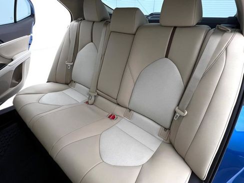 Used 2020 Toyota Camry XLE w/ Sunroof Package FWD image 18