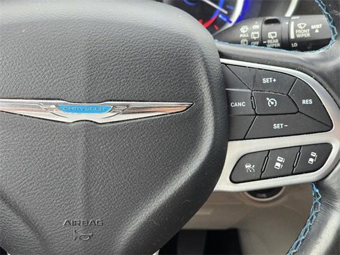 Used 2021 Chrysler Pacifica Touring-L image 17