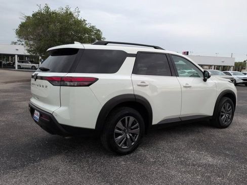 Used 2025 Nissan Pathfinder SV FWD image 4