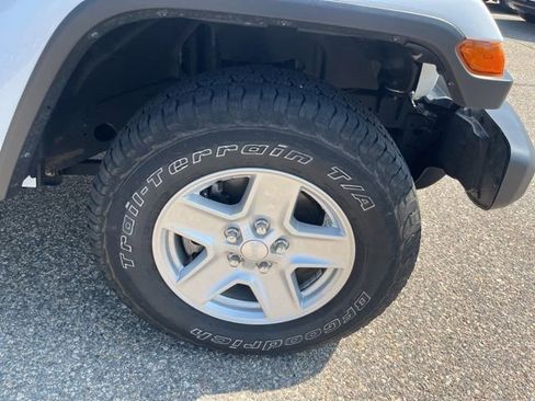 Used 2021 Jeep Gladiator Sport AWD/4WD image 9