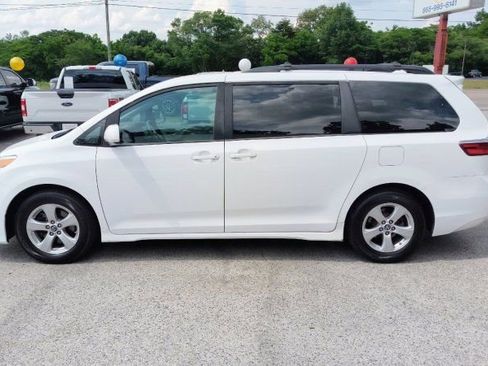 Used 2018 Toyota Sienna LE FWD image 2