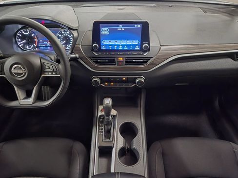 Used 2025 Nissan Altima 2.5 SV FWD image 15