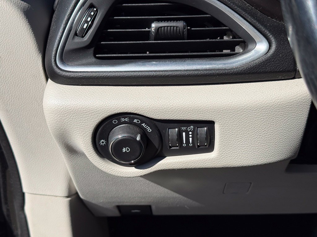 Used 2017 Chrysler Pacifica Touring-L Plus w/ Advanced Safetytec Group FWD image 18