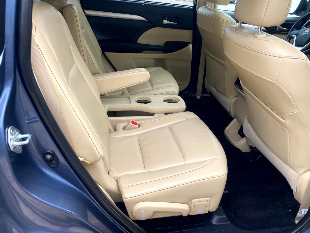 Used 2019 Toyota Highlander XLE FWD image 19
