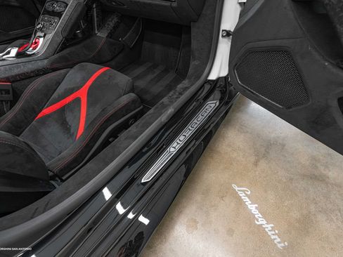Used 2019 Lamborghini Huracan Performante AWD/4WD image 32