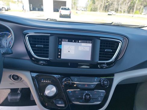 Used 2023 Chrysler Voyager LX FWD image 16