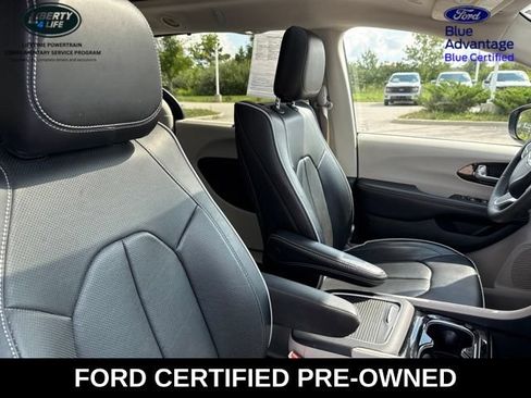 Used 2023 Chrysler Pacifica Limited w/ Uconnect Theater Family Group FWD image 10