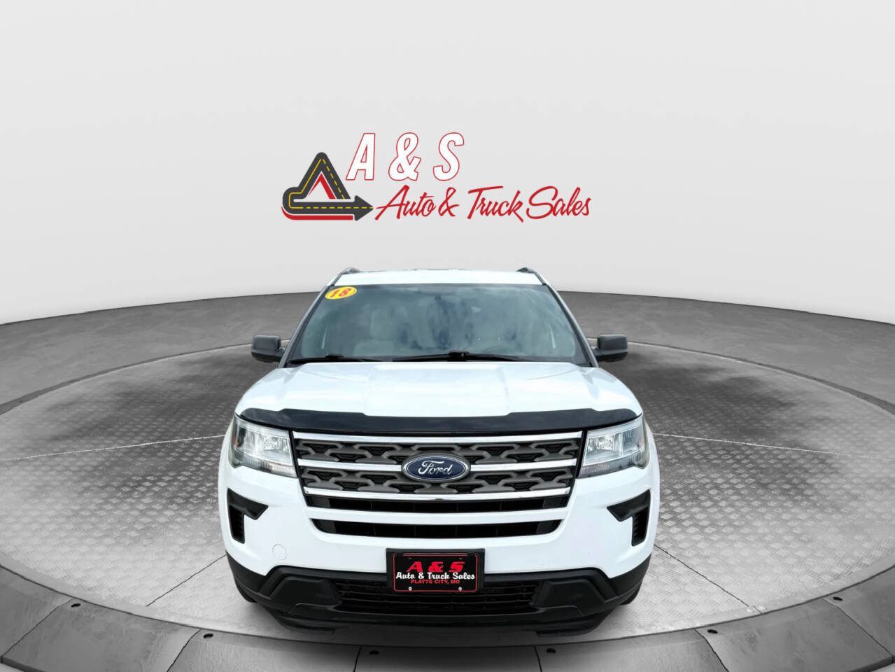 Used 2018 Ford Explorer 4WD w/ Class II Trailer Tow Package image 2