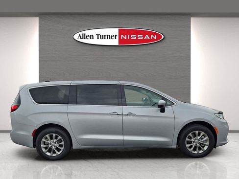 Used 2023 Chrysler Pacifica Touring-L image 10