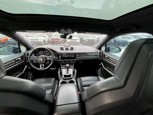 Used 2020 Porsche Cayenne Turbo S AWD/4WD image 32