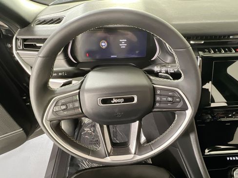 Used 2023 Jeep Grand Cherokee Altitude image 11