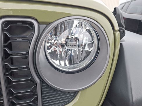 Used 2025 Jeep Wrangler Sport image 17