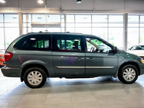 Used 2006 Chrysler Town & Country Touring FWD image 4