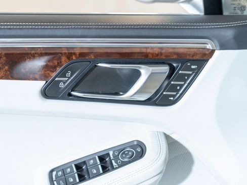 Certified 2024 Porsche Macan S AWD/4WD image 17