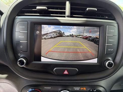 Used 2025 Kia Soul LX w/ LX Technology Package FWD image 23