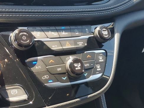 New 2024 Chrysler Pacifica Limited w/ S Appearance Package image 16