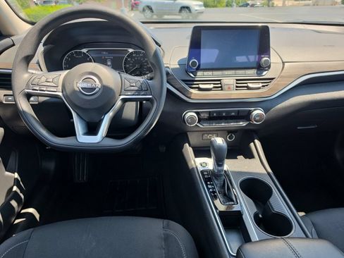 Used 2025 Nissan Altima 2.5 SV FWD image 8