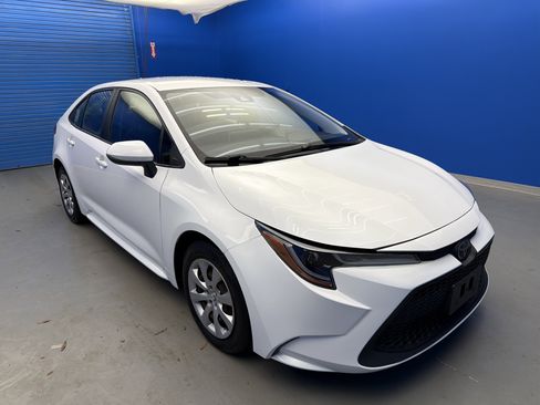 Used 2020 Toyota Corolla LE image 2