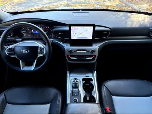 Used 2023 Ford Explorer XLT w/ Equipment Group 202A image 4