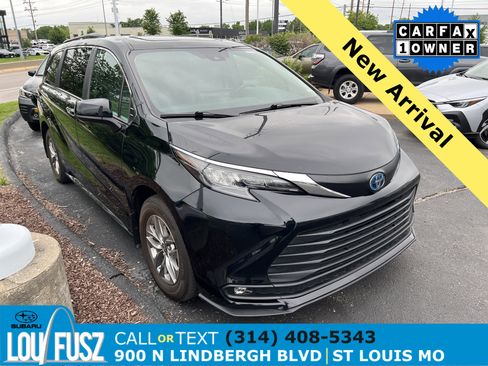 Used 2025 Toyota Sienna XLE FWD image 1