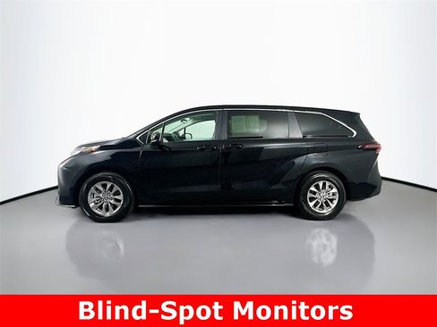 Used 2025 Toyota Sienna LE image 6