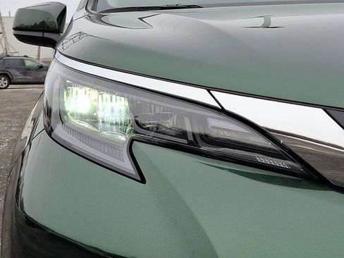 Used 2025 Toyota Sienna XLE image 29