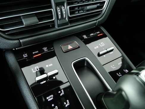 New 2026 Porsche Macan AWD/4WD image 18