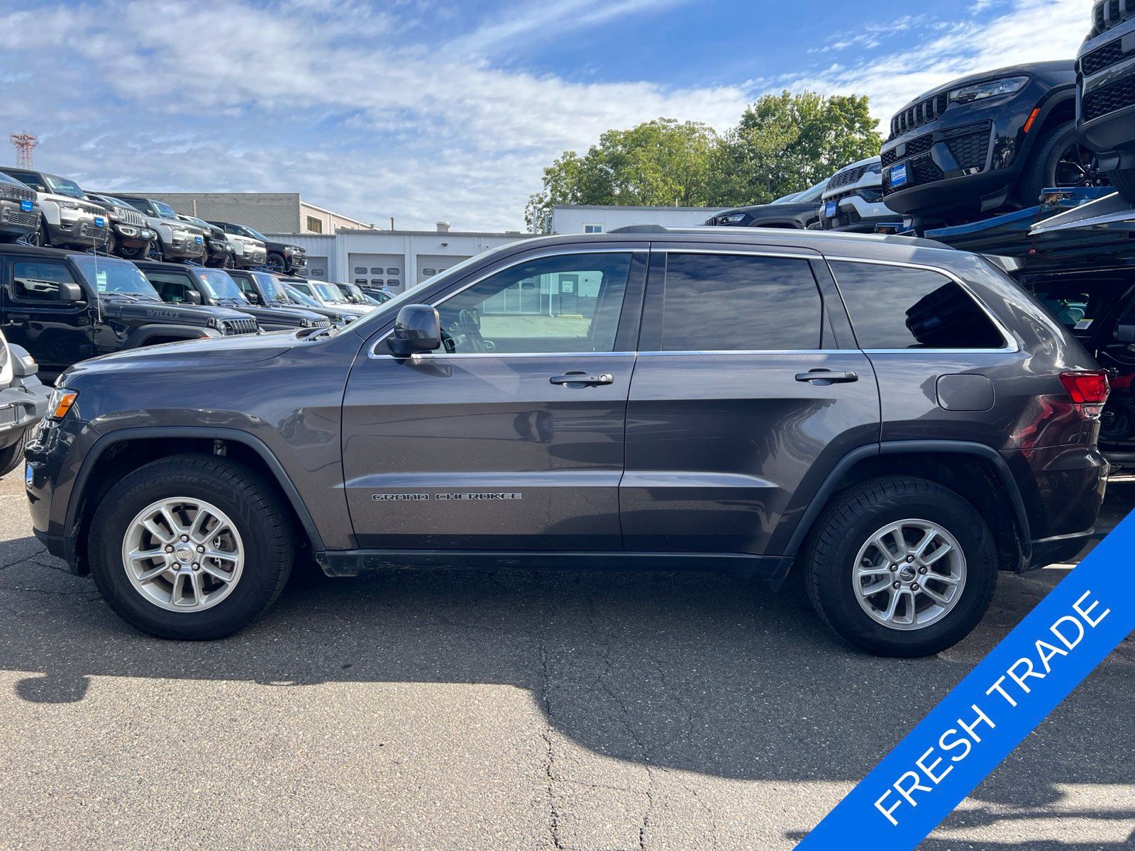 Used 2020 Jeep Grand Cherokee Laredo AWD/4WD image 2