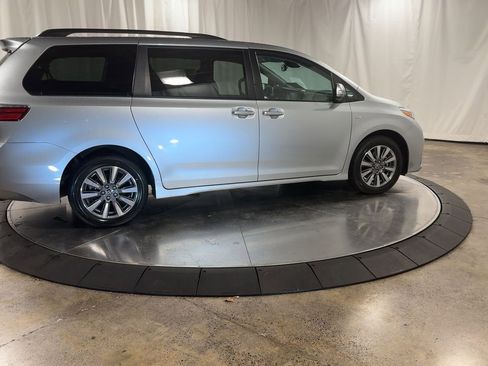 Used 2020 Toyota Sienna Limited image 9