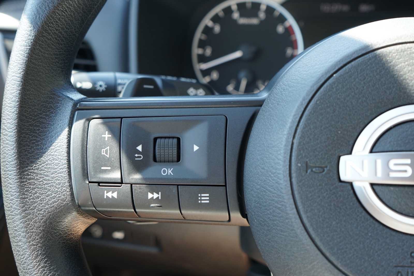 Used 2024 Nissan Rogue SV FWD image 13