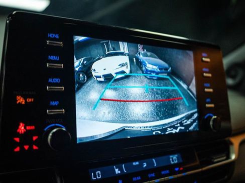 Used 2023 Toyota Sienna XLE w/ XLE Plus Package FWD image 22